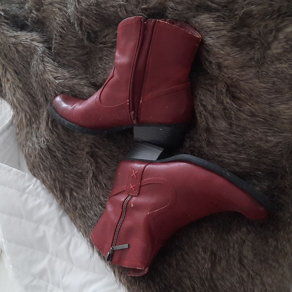Burgundy cowboy boots size 7 m but